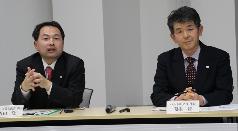 記者の質問に答える森田部長（左）と関根部長