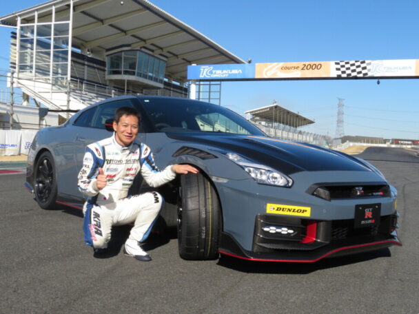 飯田章氏と「ＳＰＯＲＴ　ＭＡＸＸ　Ｒ５８」を装着した「ＧＴ－Ｒ　ＮＩＳＭＯ（２０２４年モデル）」